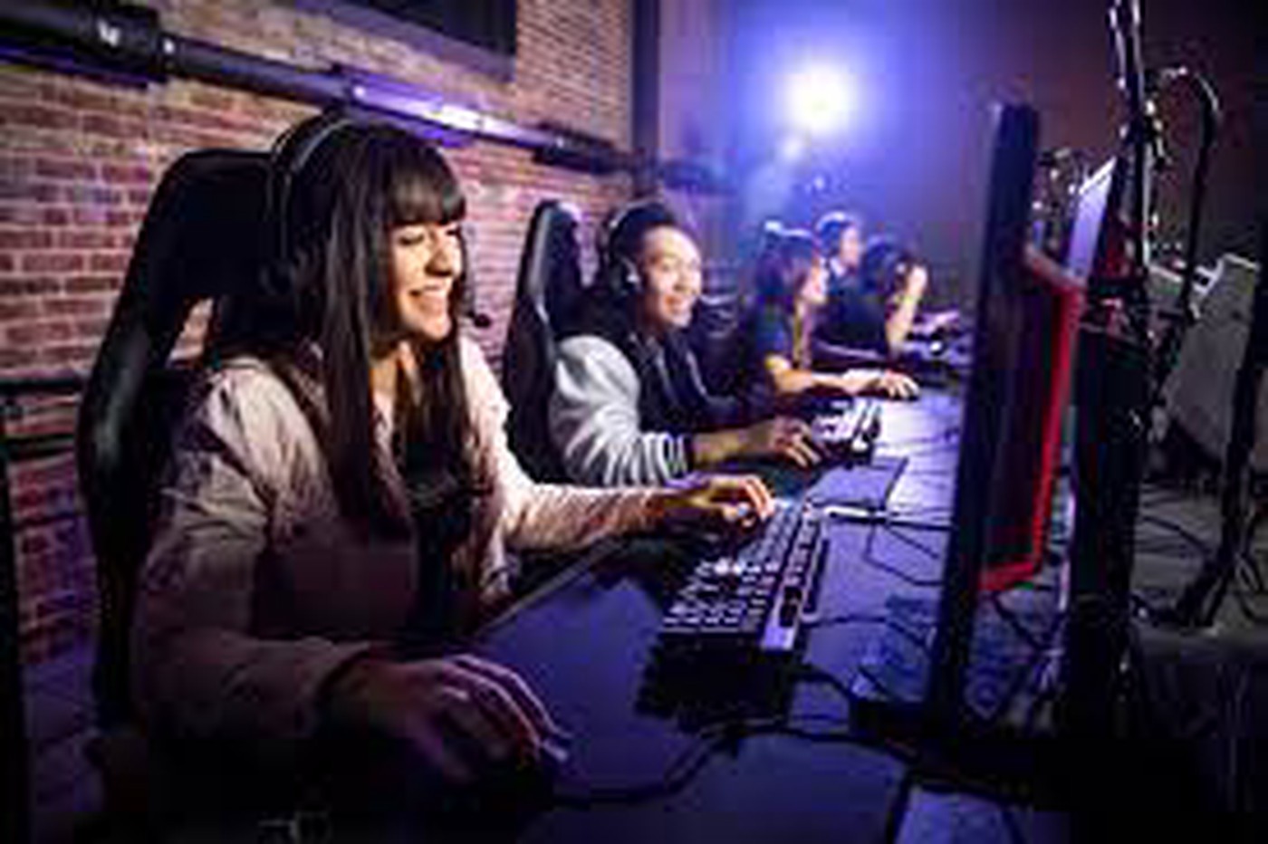 Empowering Female Gamers: Esports Evolution